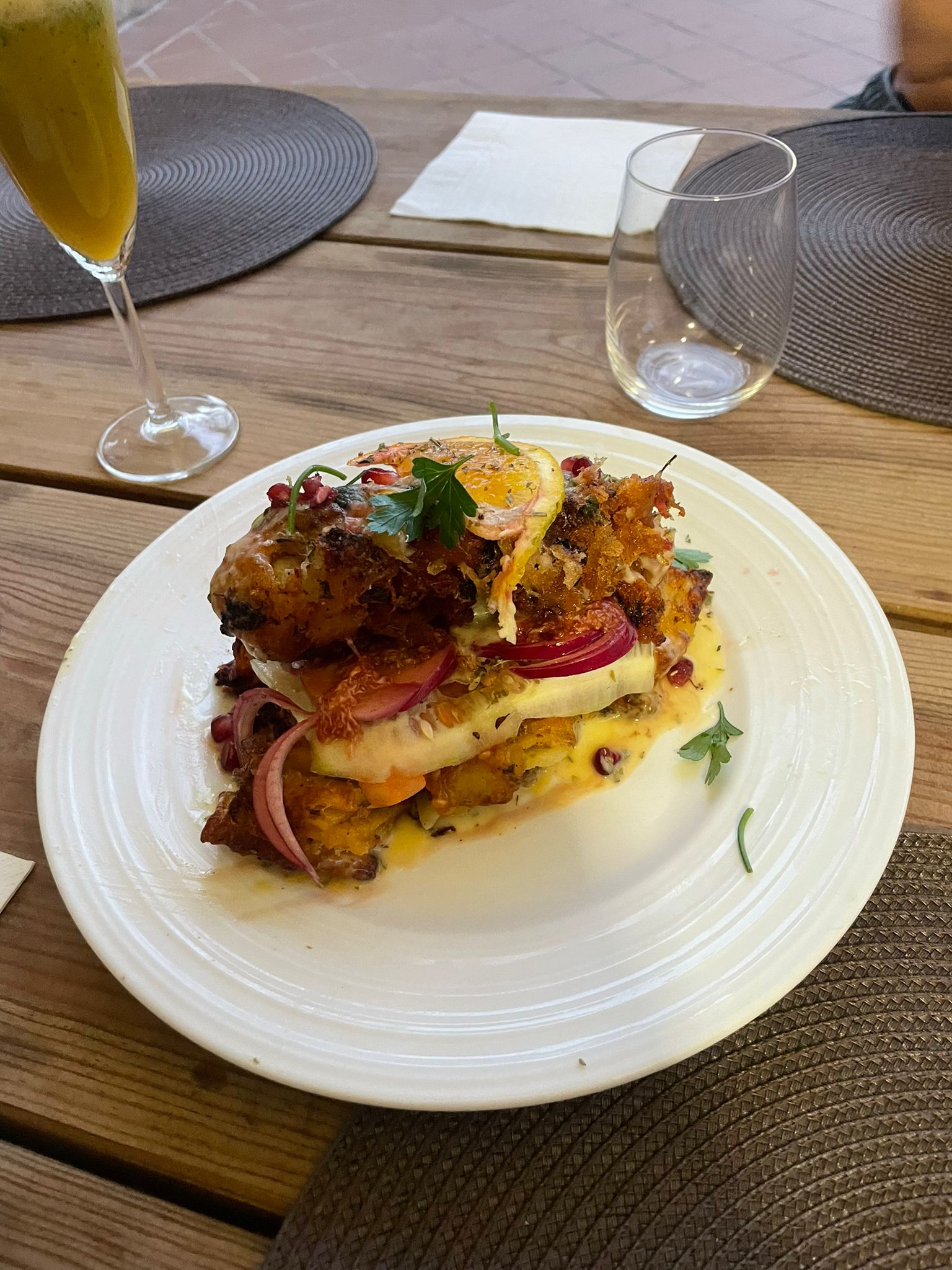 O Bacalhau Milfolhas foi eleito o melhor prato do Masterchef mundial 2025. Luís Montenegro atribui a Luca Bonamici a “Torre e Espada” pelos seus serviços à gastronomia.